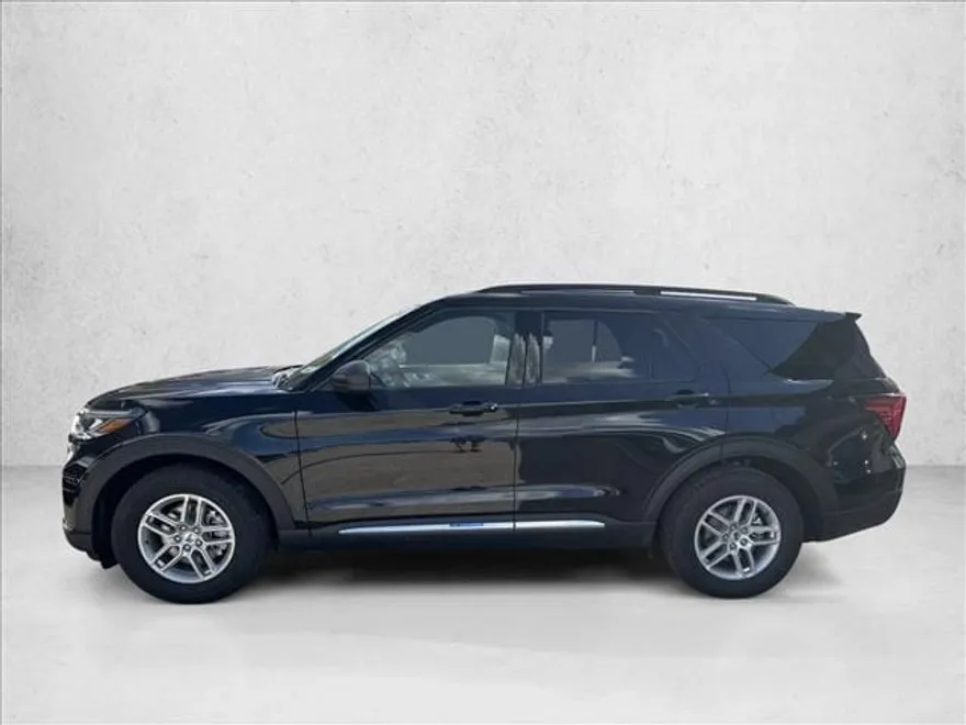 2025 Ford Explorer photo 1
