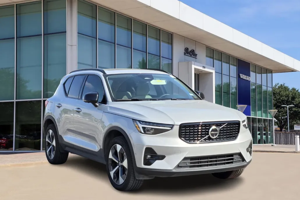 2024 Volvo XC40 Plus photo 1