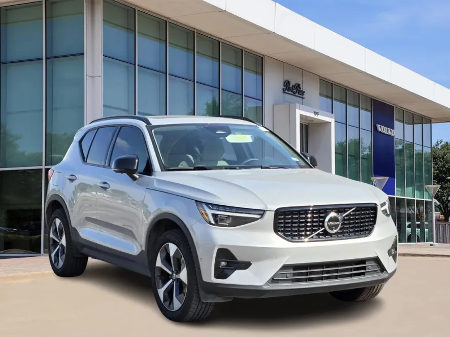 2024 Volvo XC40 Plus photo 1