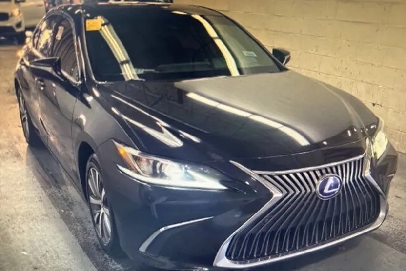 2020 Lexus ES 300h photo 1