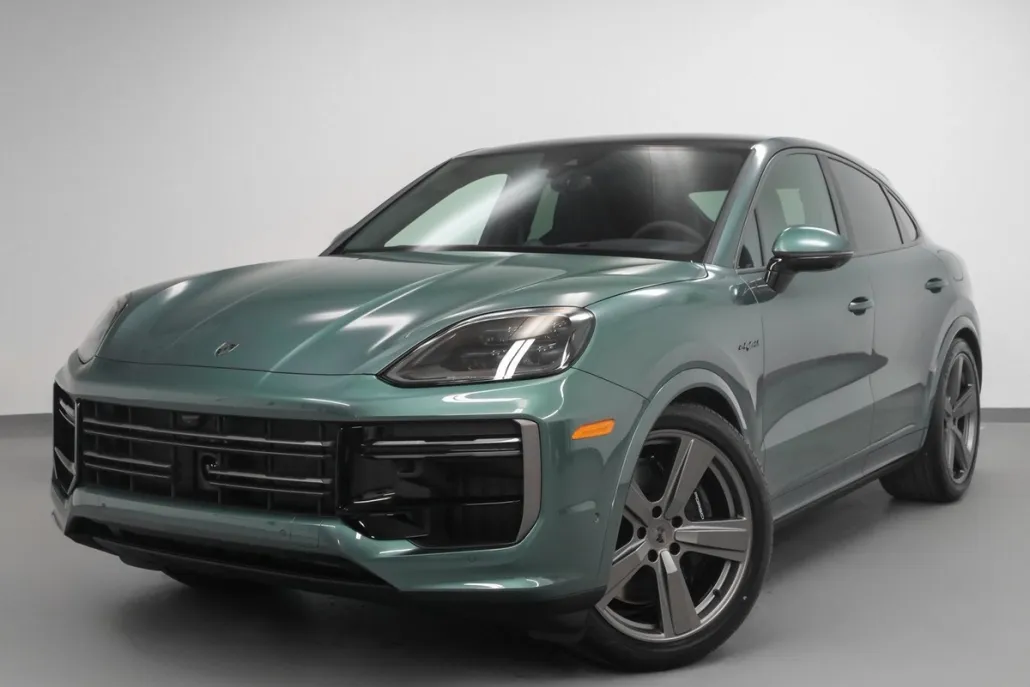 2025 Porsche Cayenne Turbo E-Hybrid photo 1
