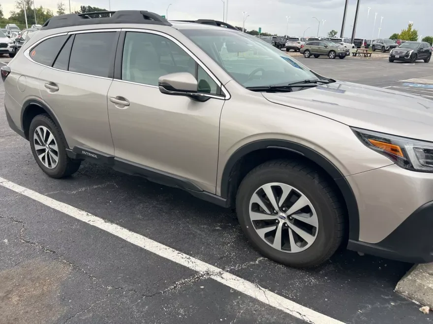 2020 Subaru Outback Premium photo 1
