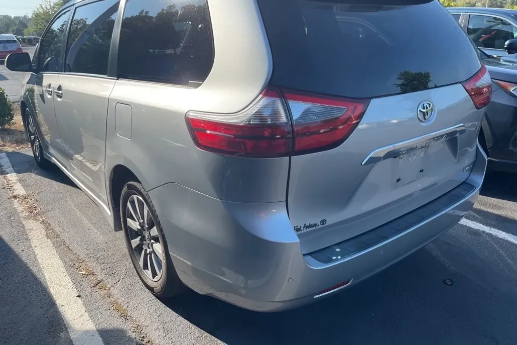 2020 Toyota Sienna Limited photo 1