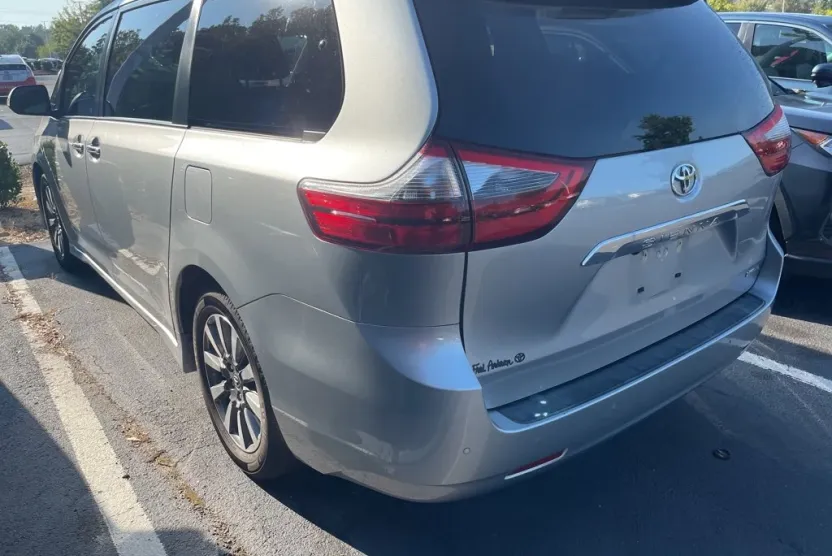 2020 Toyota Sienna Limited photo 1