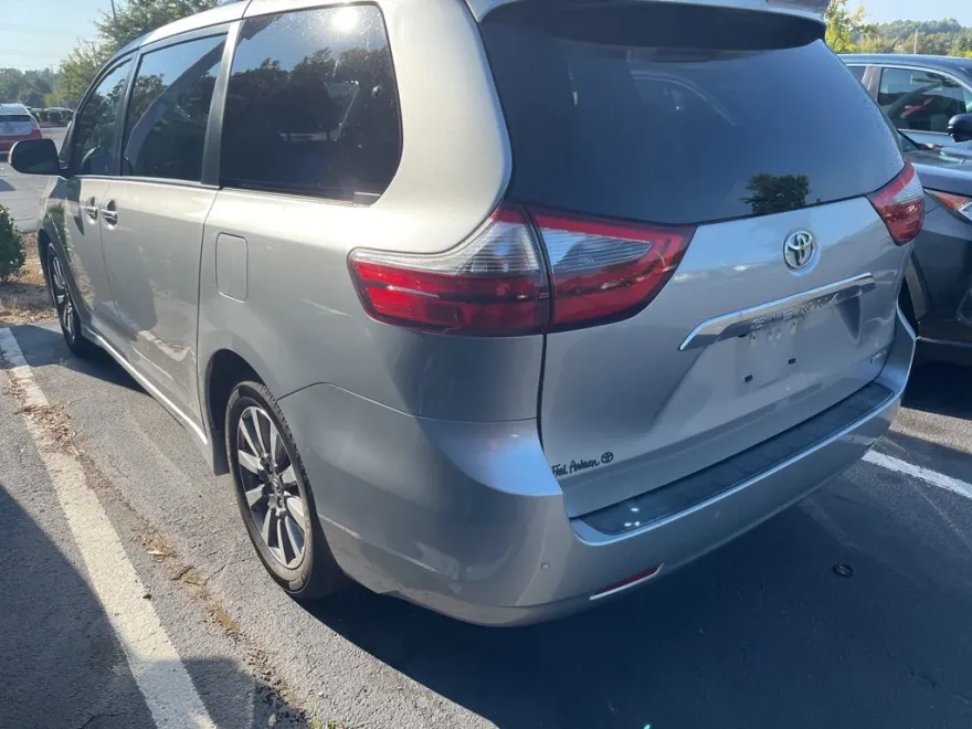 2020 Toyota Sienna Limited photo 1
