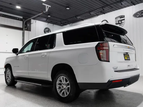 2023 Chevrolet Suburban LT photo 4