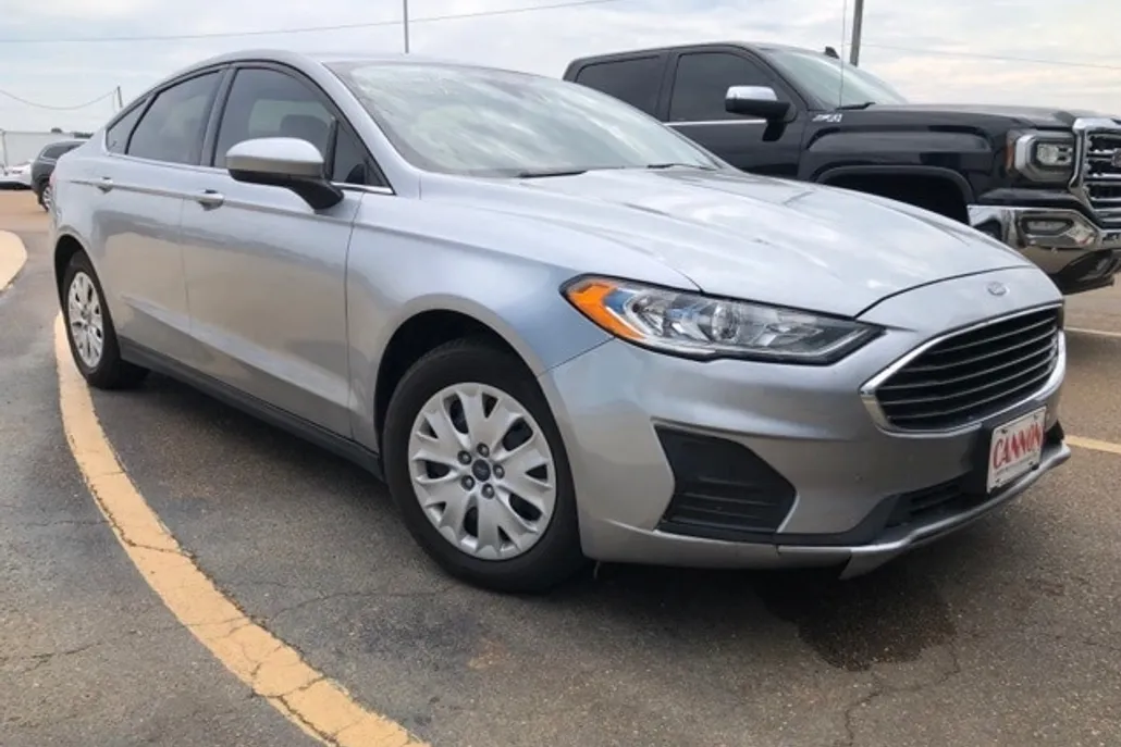 2020 Ford Fusion S photo 1
