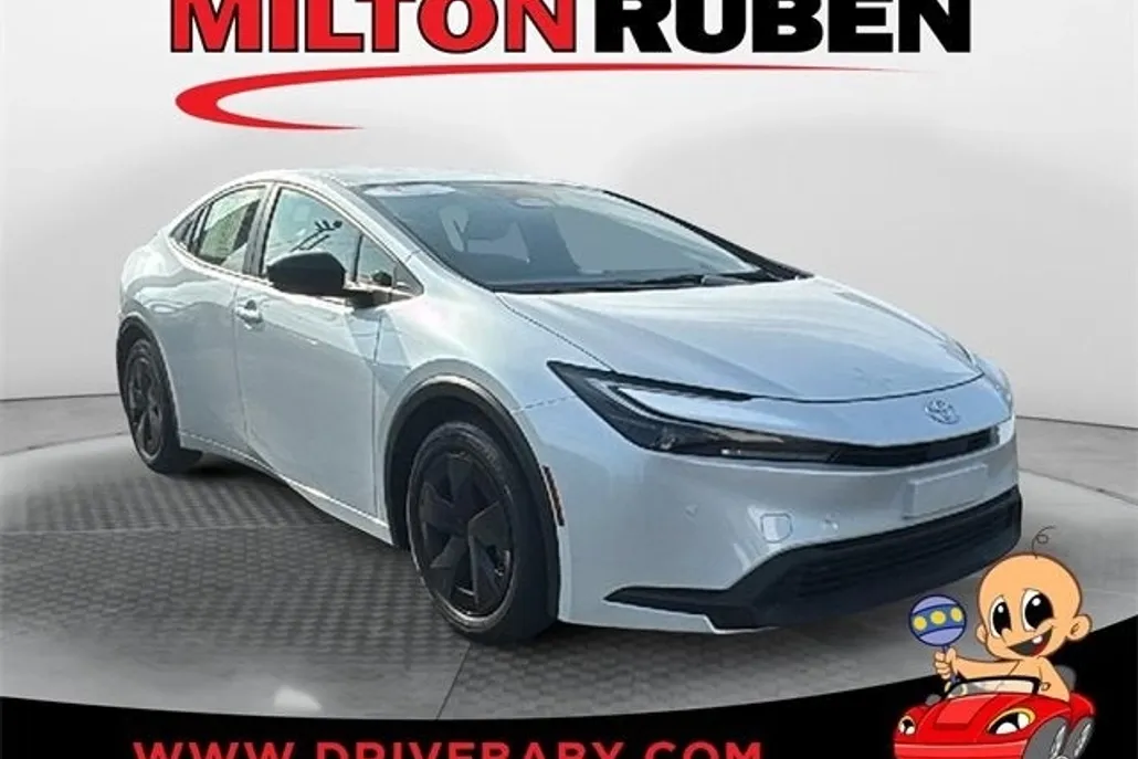 2024 Toyota Prius LE photo 1