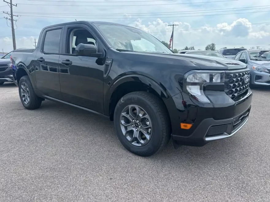 2025 Ford Maverick XLT photo 1