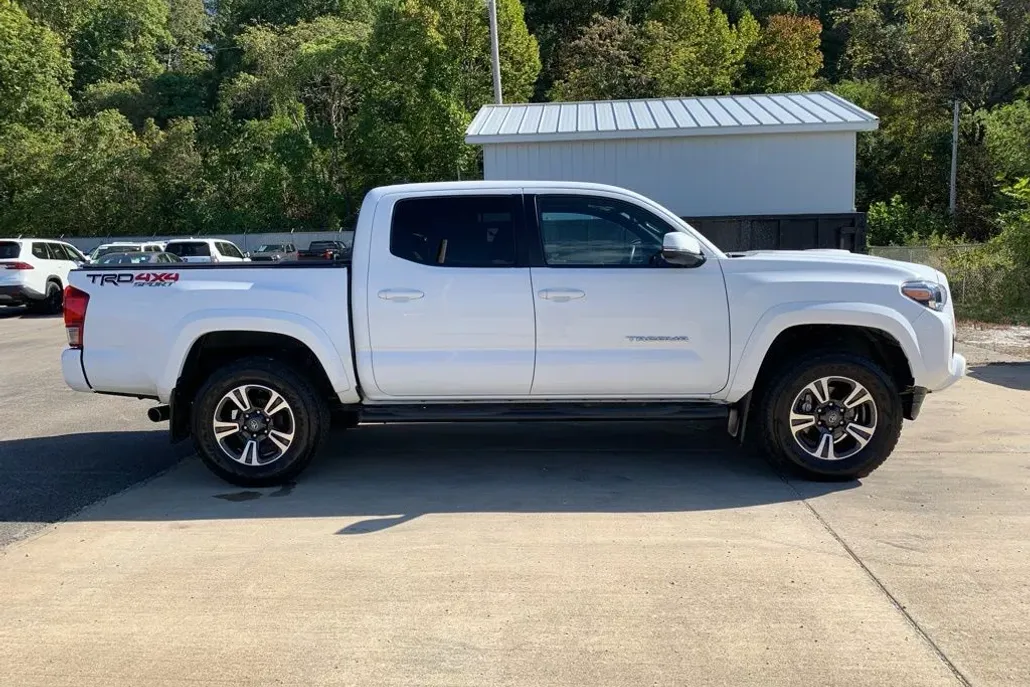 2017 Toyota Tacoma TRD Sport 4x4 Double Cab photo 1