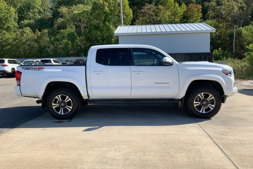 2017 Toyota Tacoma TRD Sport 4x4 Double Cab photo 1
