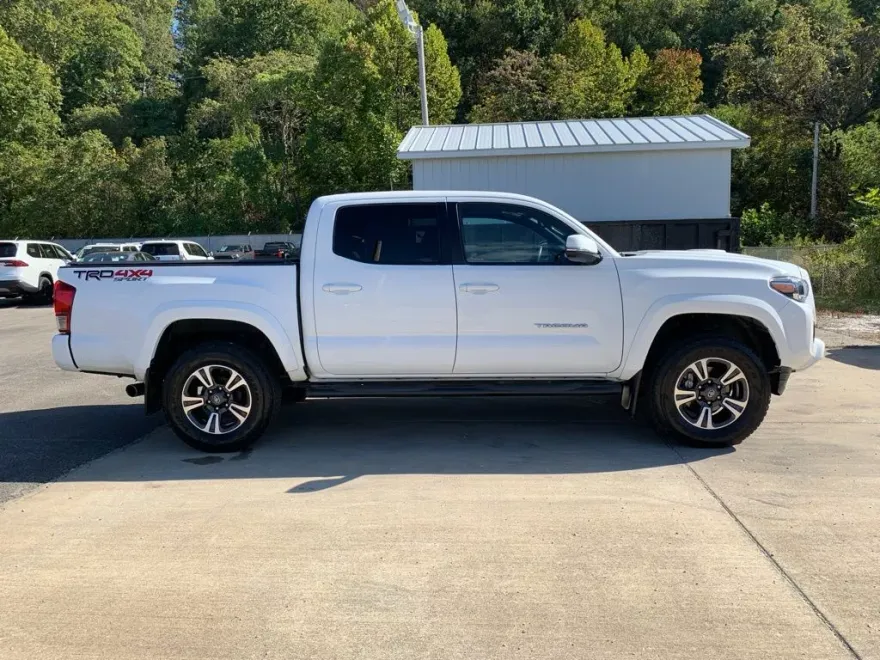 2017 Toyota Tacoma TRD Sport 4x4 Double Cab photo 1