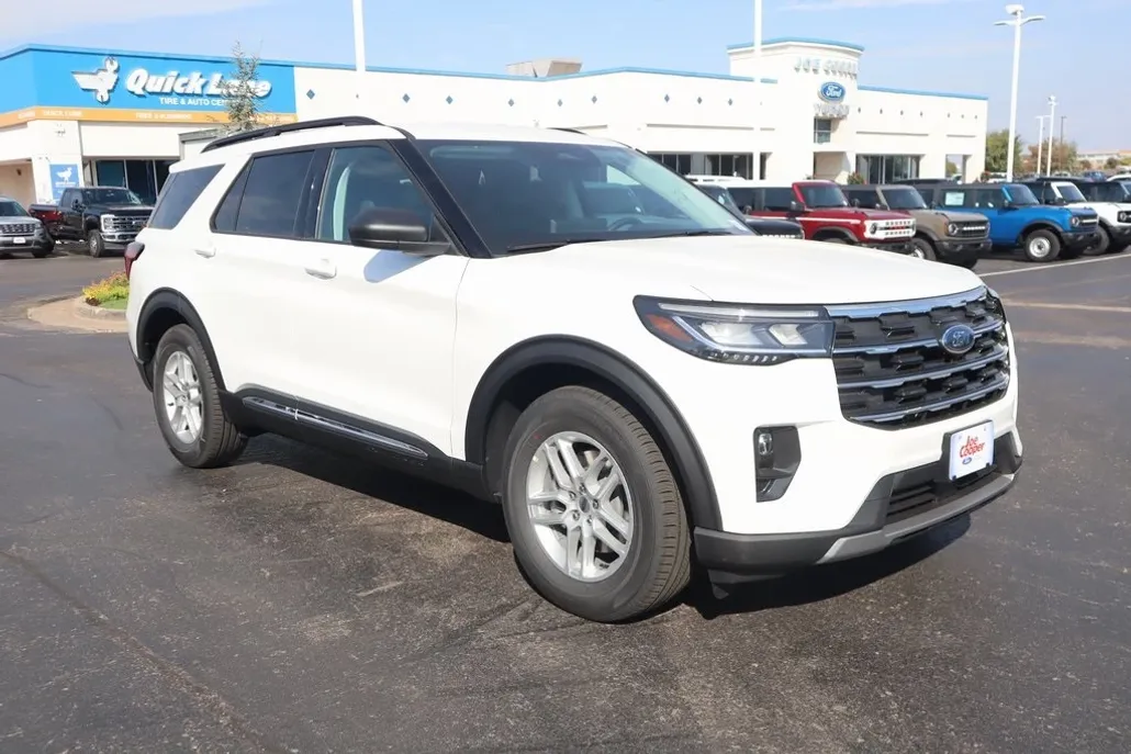 2025 Ford Explorer photo 1