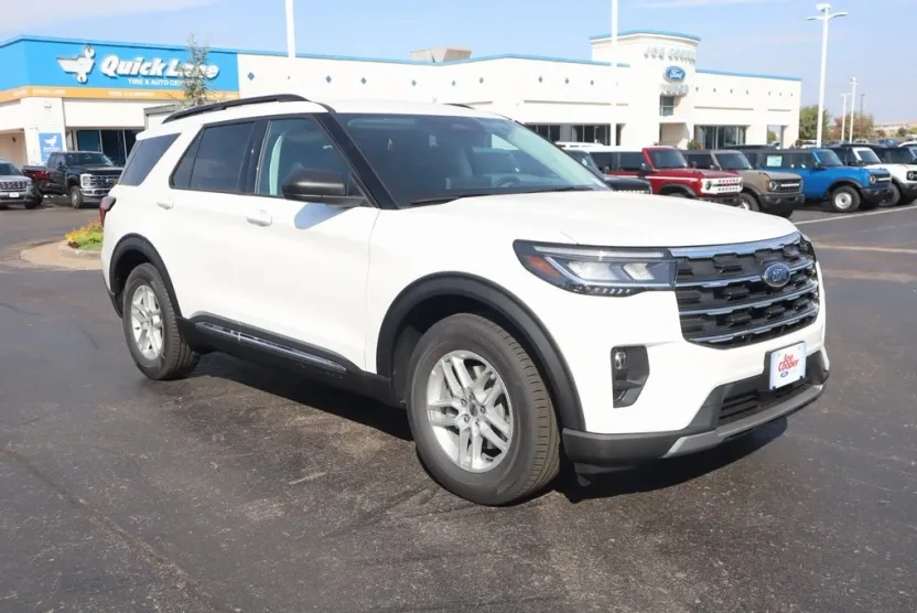 2025 Ford Explorer photo 1