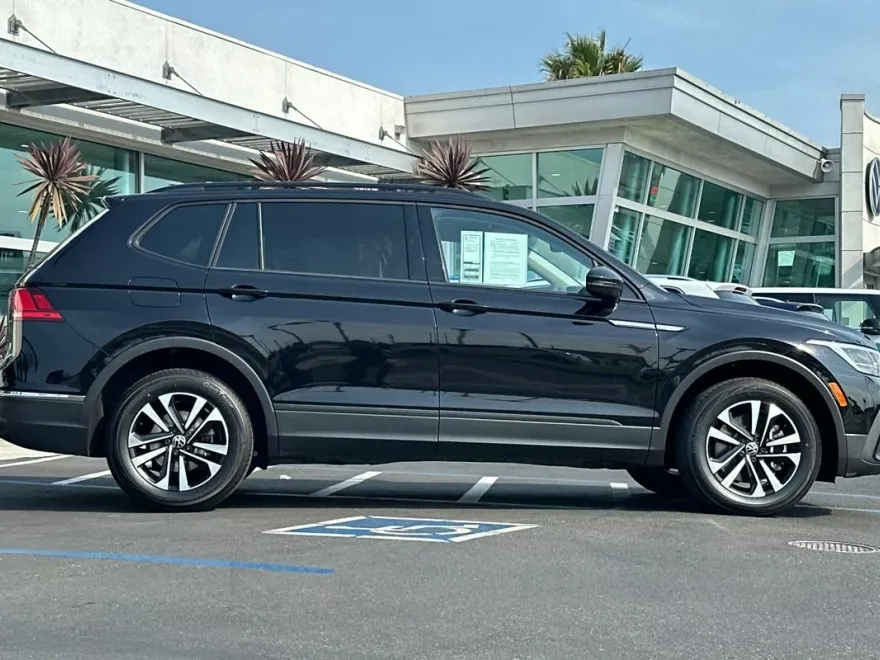 2023 Volkswagen Tiguan S photo 1