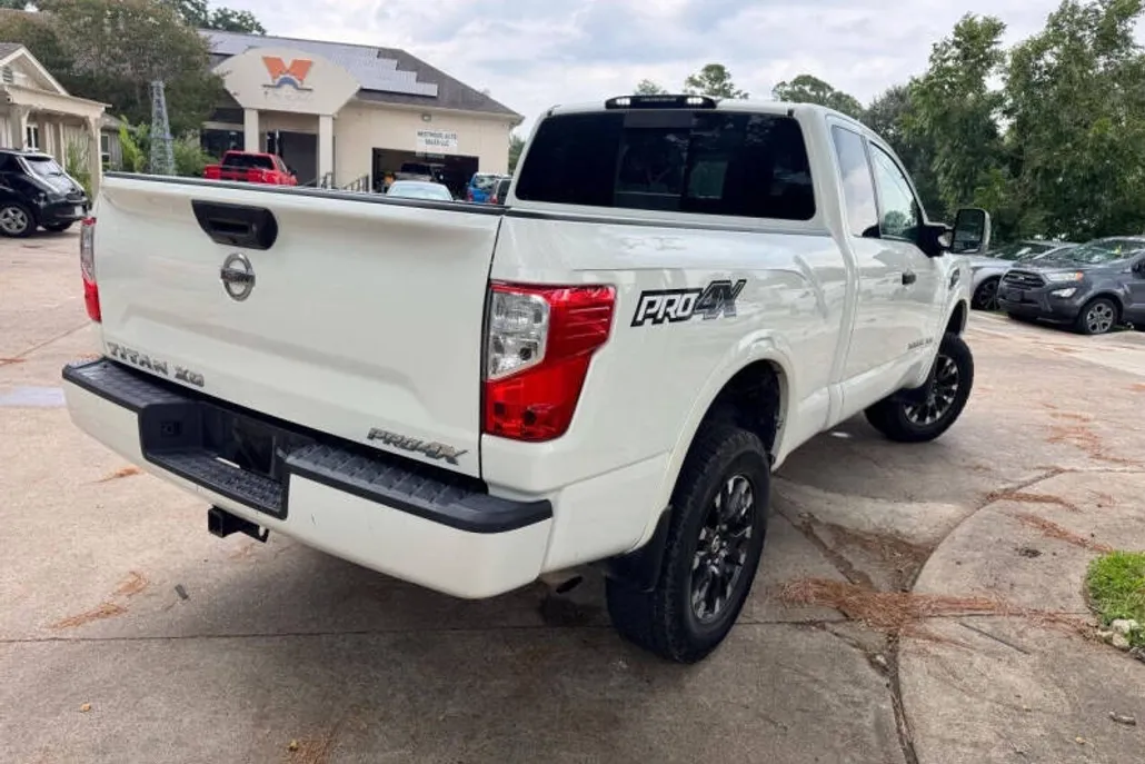 2017 Nissan Titan PRO-4X photo 1
