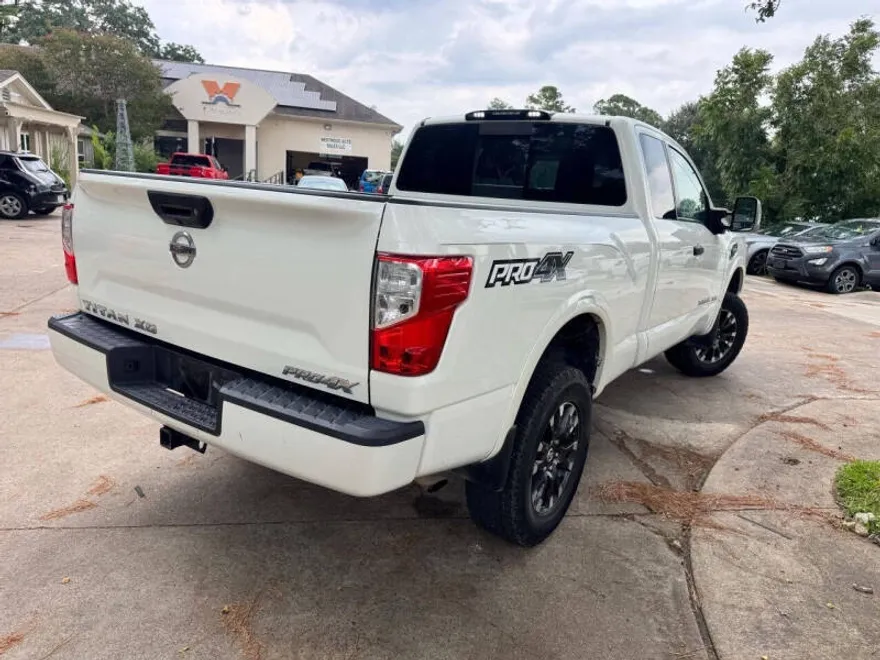 2017 Nissan Titan PRO-4X photo 1