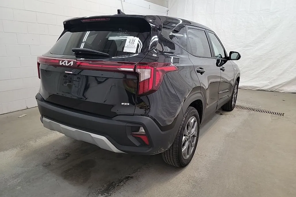 2024 Kia Seltos LX photo 1