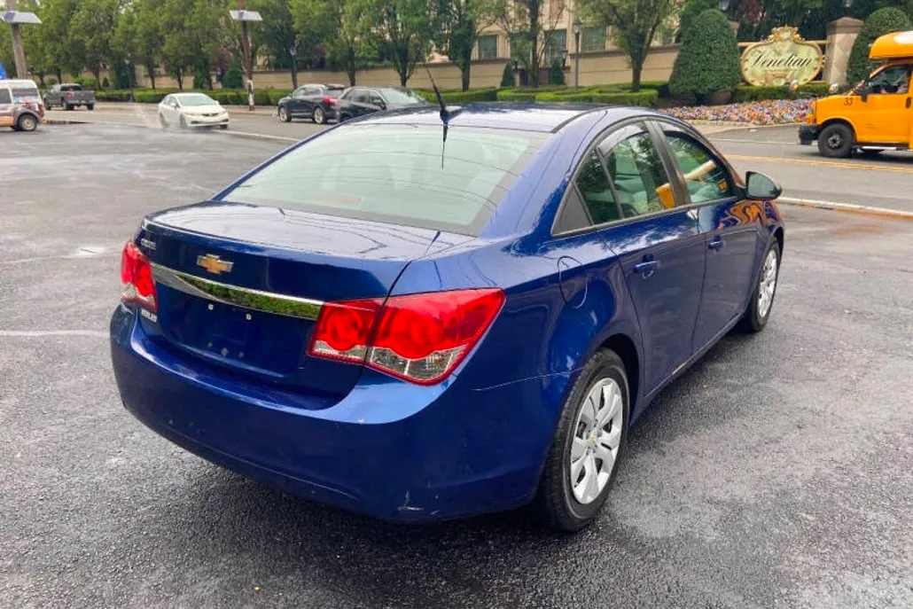 2013 Chevrolet Cruze LS photo 1