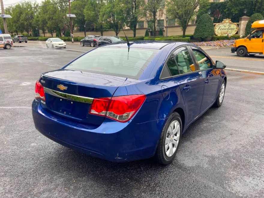 2013 Chevrolet Cruze LS photo 1