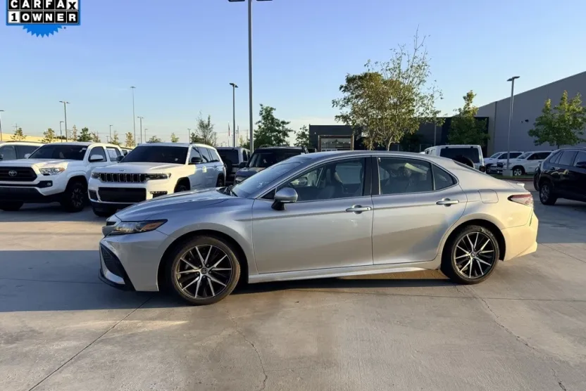 2023 Toyota Camry SE photo 1