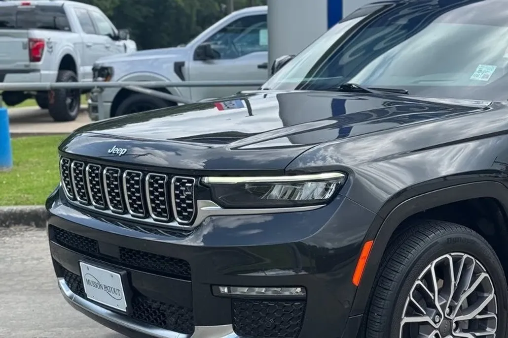 2023 Jeep Grand Cherokee L Summit photo 1