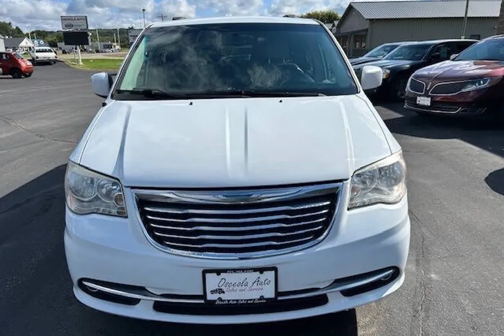 2015 Chrysler Town & Country Touring photo 1