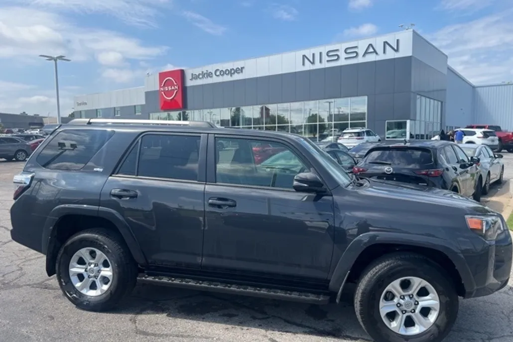 2024 Toyota 4Runner SR5 Premium photo 1