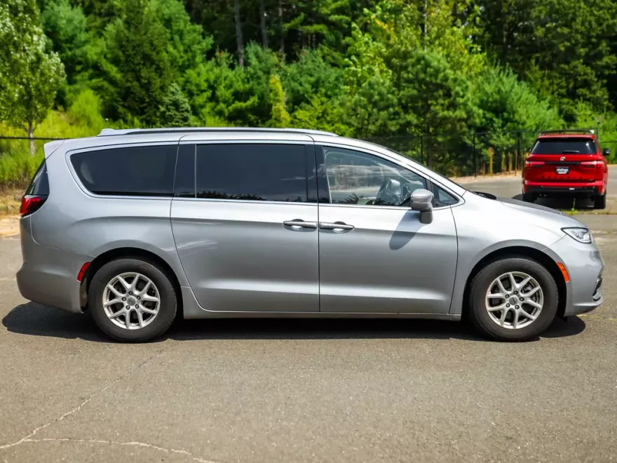 2021 Chrysler Pacifica Touring L photo 1