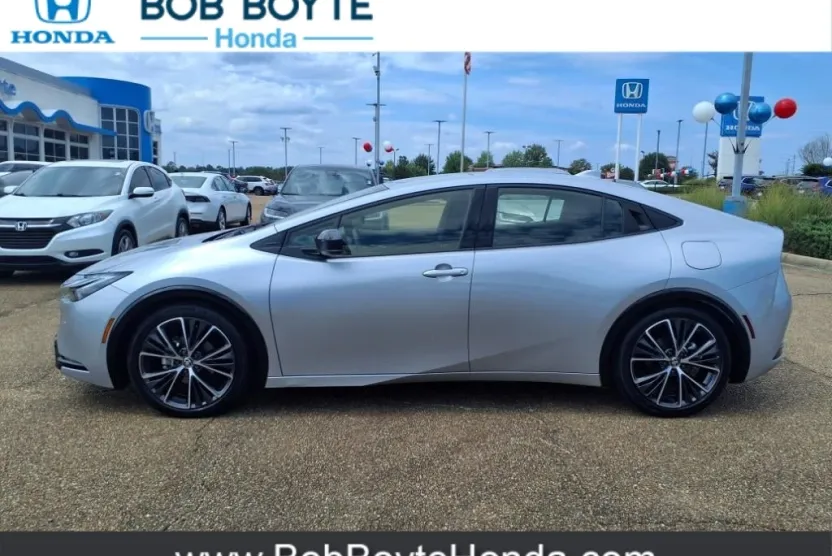 2023 Toyota Prius XLE photo 1