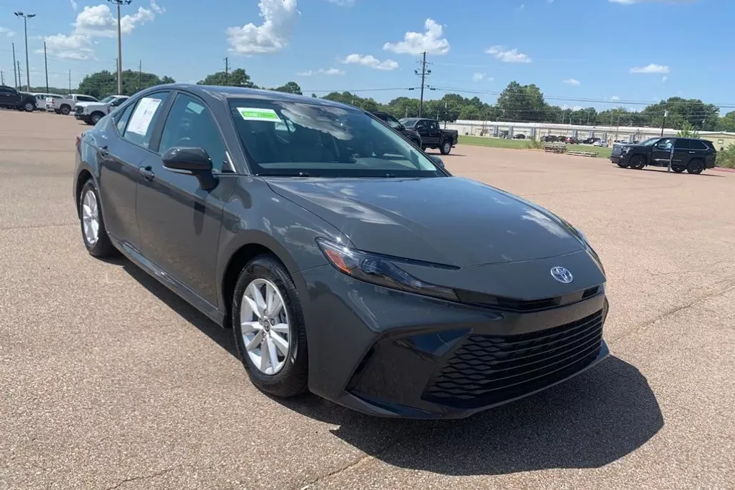 2025 Toyota Camry LE photo 1