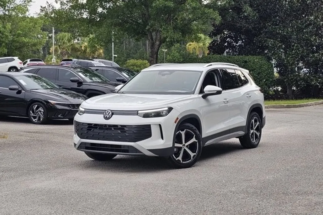 2025 Volkswagen Tiguan SE photo 1