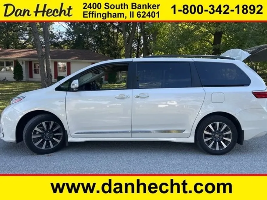 2019 Toyota Sienna Limited photo 1