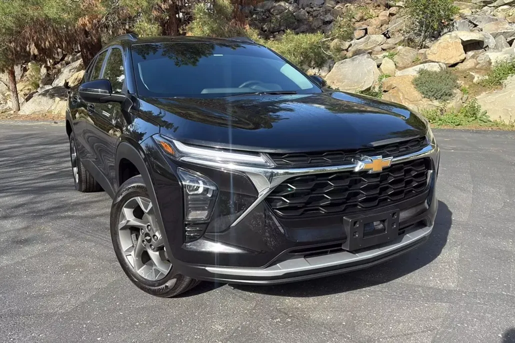 2025 Chevrolet Trax LT photo 1