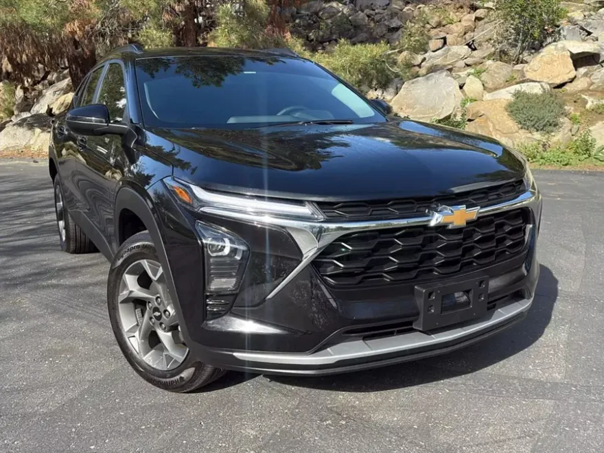 2025 Chevrolet Trax LT photo 1