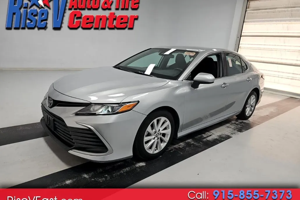 2022 Toyota Camry LE photo 1
