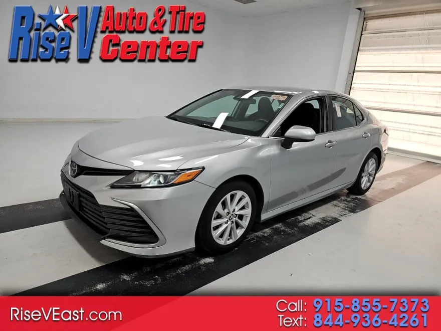 2022 Toyota Camry LE photo 1