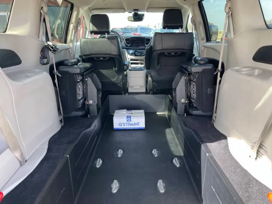 2022 Chrysler Pacifica Touring L photo 1