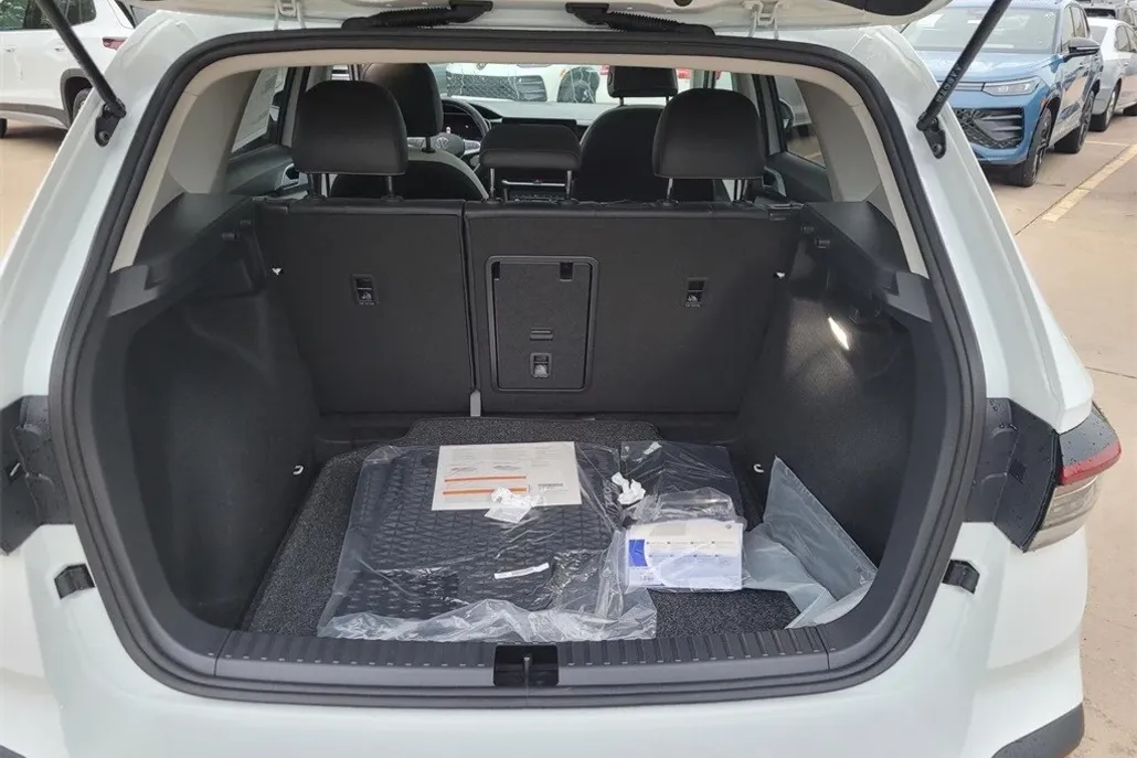 2025 Volkswagen Taos SE photo 1