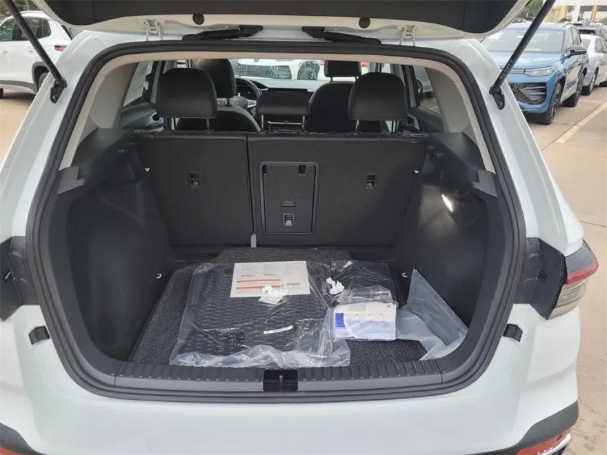 2025 Volkswagen Taos SE photo 1