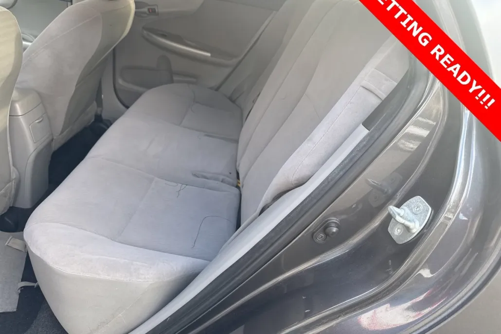 2012 Toyota Corolla LE photo 1
