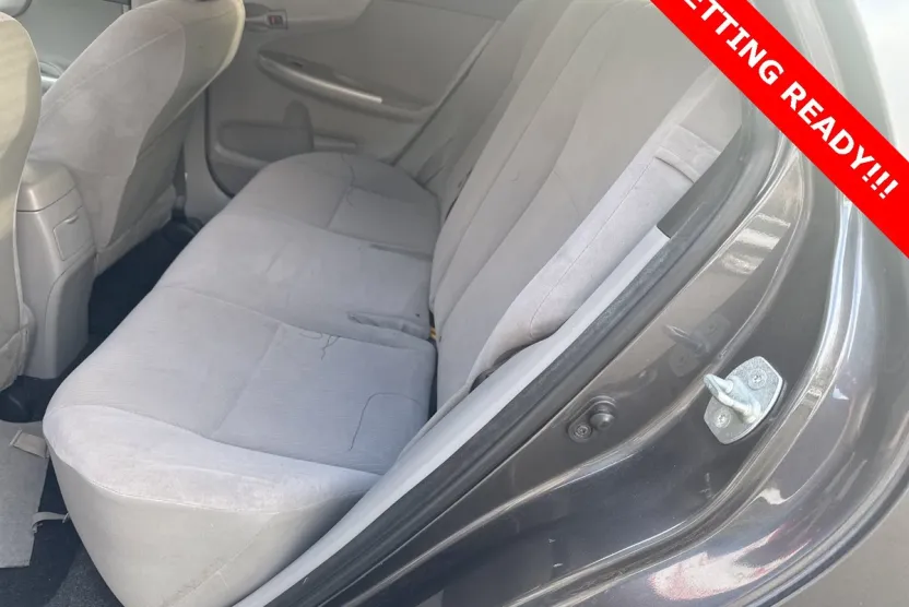 2012 Toyota Corolla LE photo 1