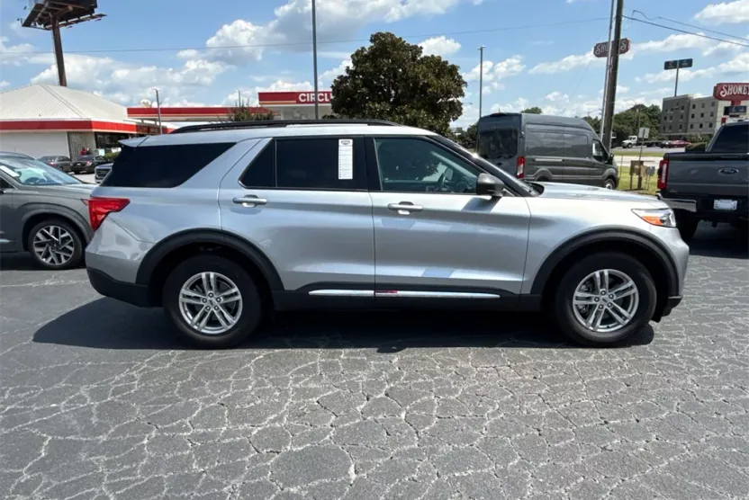 2023 Ford Explorer XLT photo 1