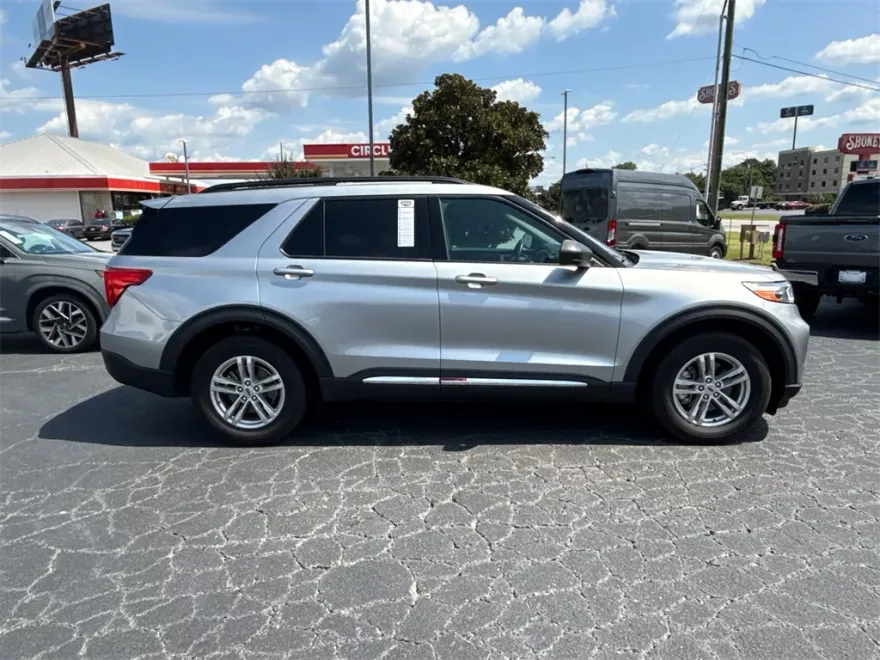 2023 Ford Explorer XLT photo 1