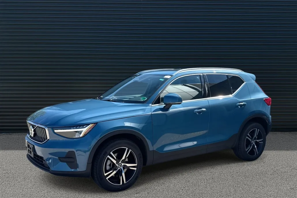 2025 Volvo XC40 AWD Core photo 1