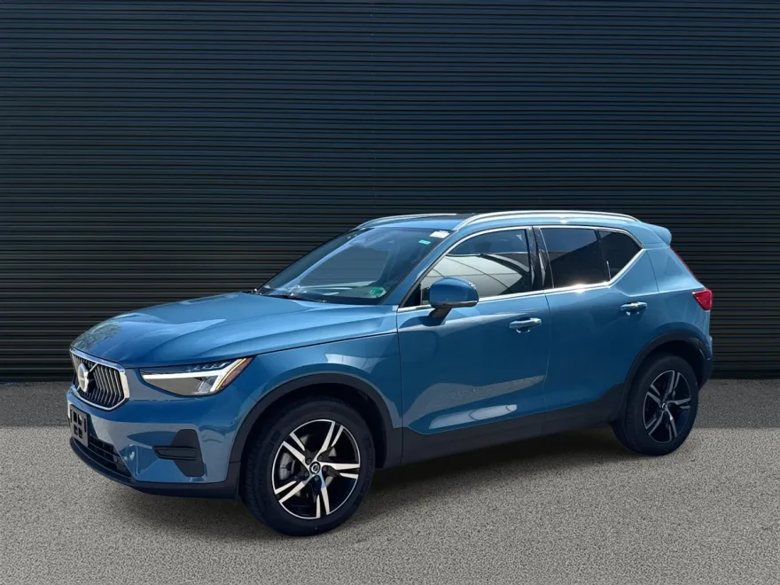 2025 Volvo XC40 AWD Core photo 1