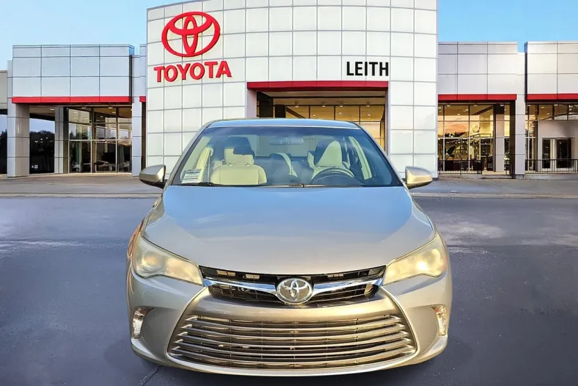 2016 Toyota Camry LE photo 1