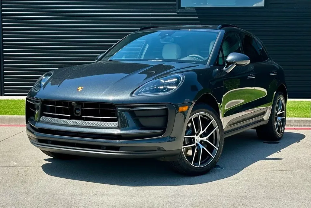 2025 Porsche Macan T photo 1