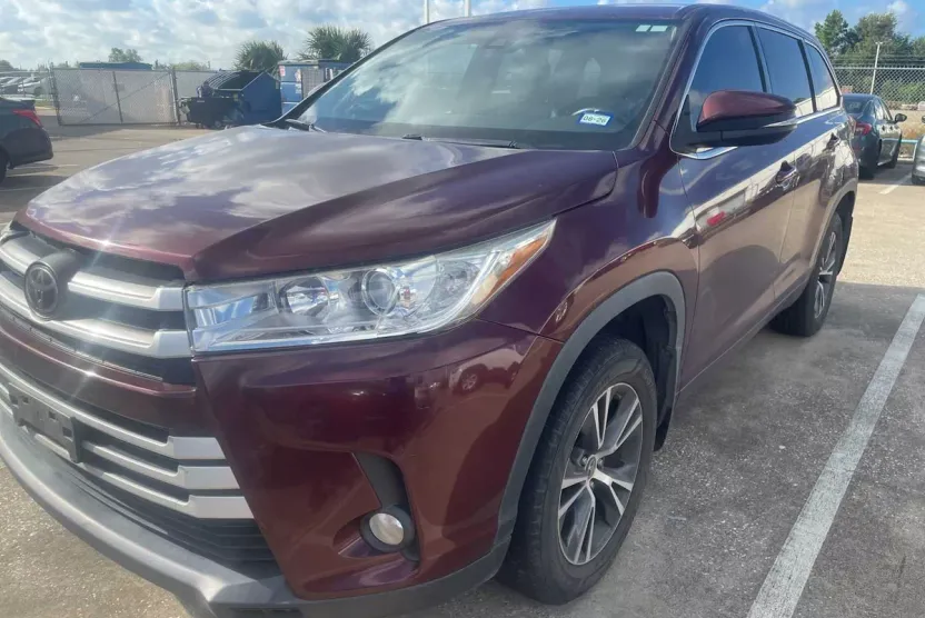2017 Toyota Highlander LE photo 1