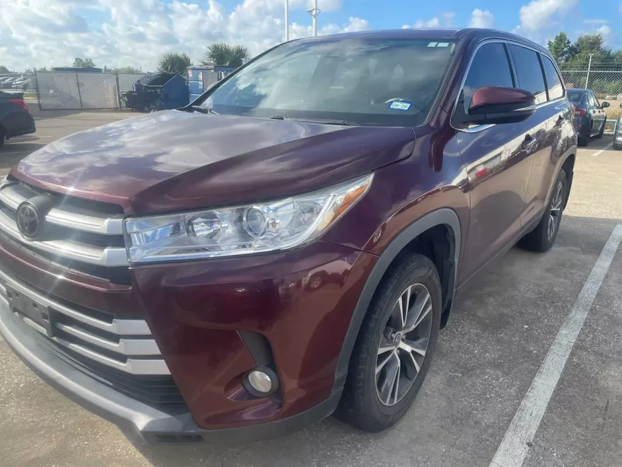 2017 Toyota Highlander LE photo 1